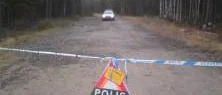 Rättsläkare och tekniker undersöker fyndplatsen