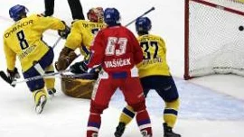 MALMÖ 2008-12-18 
Zdenek Kutlar (t v) sätter 4-0 pucken bakom Mattias Modig i det svenska målet i det svenska målet i torsdagskvällens ishockeylandskamp mellan Sveriges Tre Kronor och Tjeckien i Malmö Arena. 
Foto: Stig-Åke Jönsson / SCANPIX / Kod 70040