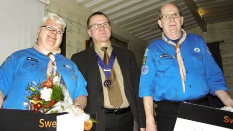 Karin Nilsson och Kjell Kvarlöf, från Sunderby scoutkår, fick i tisdags ta emot priset Årets eldsjälar av Luleå Nyckel Rotaryklubb, här representerad av presidenten Ulf Nordkvist.