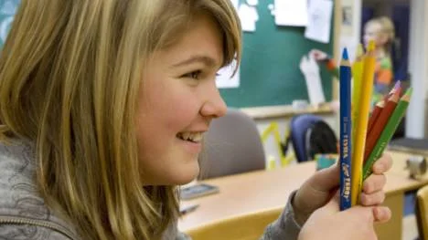 Elina Linerudt, 8 c på Björkskataskolan, väljer bland färgerna.