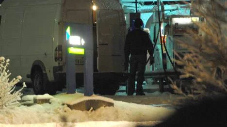 Den 35-årige mannen från Överkalix tankar den finska röda brännoljan på macken i Ylitornio.                          Foto: POLISEN