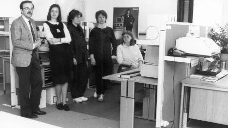 Likopersonal i mars 1986. Då hade företaget 14 an-ställda. Från vänster vd Gunnar Liljedahl, Barbro Fred-riksson (numera Liljedahl), Ragnvi Johansson, Monica Vesterberg och Ingegerd Brännström.Foto: LARS ÖQVIST