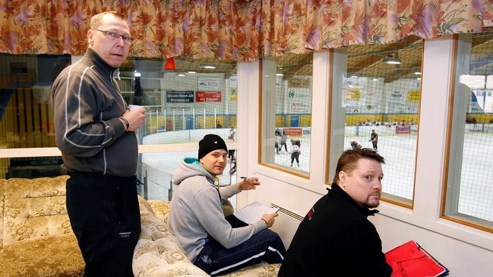 Från det inglasade rummet på läktaren kunde lagledaren Mikael Strömshed, Luleå, målvaktstränaren Andreas Eriksson, Luleå, och tränaren Mikael Wallgren, Kalix, följa allt som hände på isen.