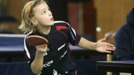 Total koncentration i serveögonblicket. Ludvig Enström har uppenbarligen koll på boll och racket.