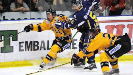 Luleå hade stundtals överläge i spelet. Här är det Mats Lavander som kämpar.