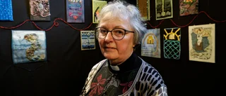 Hon är prästen som broderar berättelse i Bibeln 