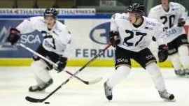 Robin Lindqvist var en av Luleås bästa spelare när fjolårssäsongen skulle avgöras. Nu hoppas han på att Luleå gör en minst likabra avslutning och når sitt mål - slutspel. "Dit ska vi. Det är inget snack", säger han när frågan kommer på tal. Foto: KURT ENGSTRÖM
