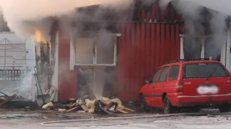 Utanför huset stod en bil med motorvärmarsladden inkopplad. Därför befarade brandmännen att det fanns människor i huset.