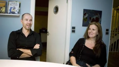 Tomas och Lena Jonsson på Bergnäset får veckans ros för att de öppnar sitt hem till deras barns kompisar varje fredag och lördag kväll.