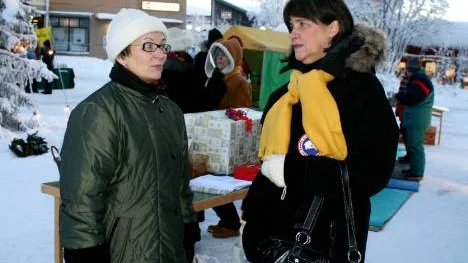 Medlemmar i Zonta International manifesterade mot kvinnovåldet. Astrid Sunna och Ruth Isaksson på Kupoltorget.  Foto: Aexander Linder