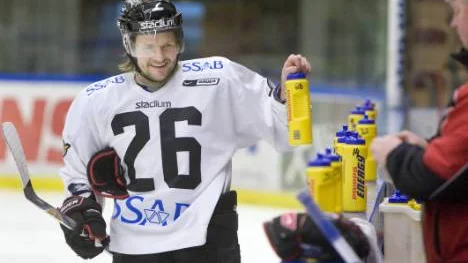 Mats Lavander mår som en prins just nu. Som den tredje länken i Luleås                drömkedja gör han jobbet i det tysta och poängen trillar in i jämn takt. När Harju är målskytten och Omark trollkarlen är Lavander den stenhårda murbräckan som skapar utrymme åt sina                lagkompisar. Foto: GÖRAN STRÖM