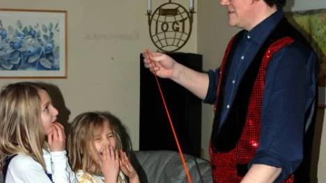 John Trix eller Tomas Nielsen, som han egentligen heter, trixar med ballongen till Signe Fjellströms förtjusning och Felicia Nordbergs förskräckelse. FOTO: Lena Tegström FOTO: Lena Tegström