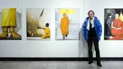Oljemålningar med motiv som Jan Sundén hämtat från sitt yrkesverksamma liv som journalist på Sveriges Television som utsänd i Sydostasien.FOTO: Pär Bäckström