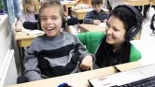 Albin älskar att gå i skolan. Det går inte                       att ta miste på. Sara Lindahl är en förlängning av Albin. FOTO: Bengt-Åke Persson