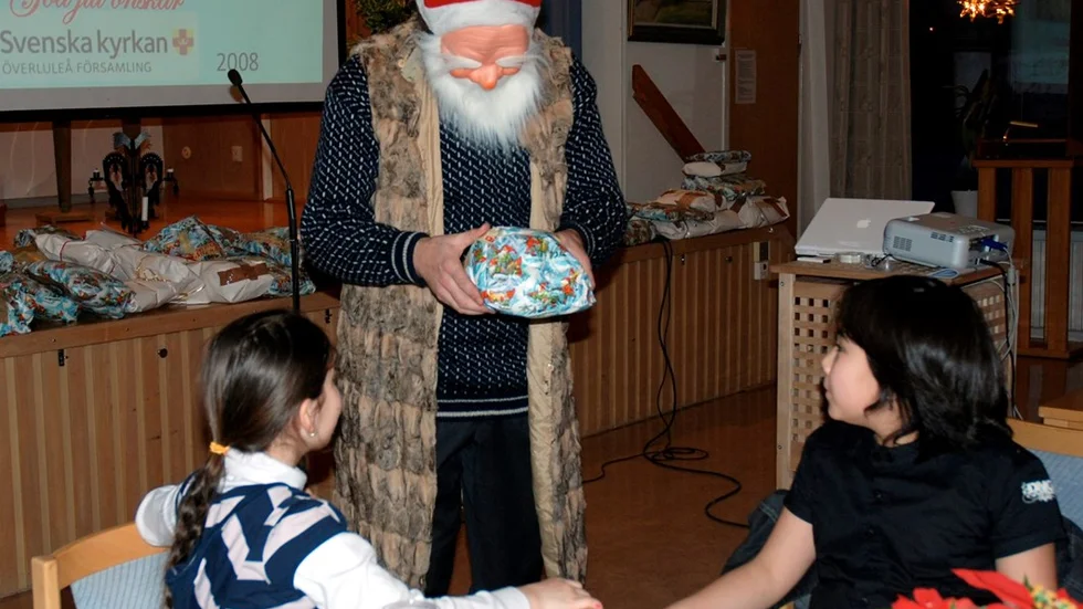 Jultomten kom till församlingsgården i Boden och delade ut klappar till Arnella Shrieva och Tinatin Alimova.