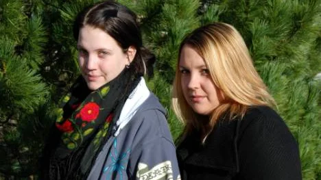 Mia Wahlberg och Madeleine Degerman har vikarierat i äldreomsorgen sedan de gick ut gymnasiet. Madeleine har jobbat i tre år, men får inte längre några vikariat eftersom hon då blir inlasad. De är båda kritiska mot Bodens kommun.FOTO: Lena Tegström