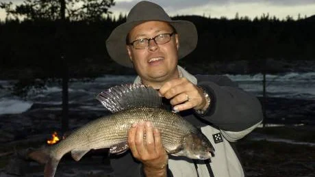 Tomas Jönsson, Luleå var ute på nattligt harrfiske i Pite älv, vid Heikaströmmarna i mitten av juli. Han hade fiskelycka och fick flera fina harrar runt kilot, men den här var störst: 1,76 kilo och 57,5 centimeter lång.