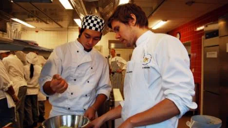 Tommy Myllymäki, som valdes till Årets kock 2007, smakar av det som gjorts. Malik Batalov var tvungen att sätta in lite mer citronsmak. FOTO: LENA LEFFLER