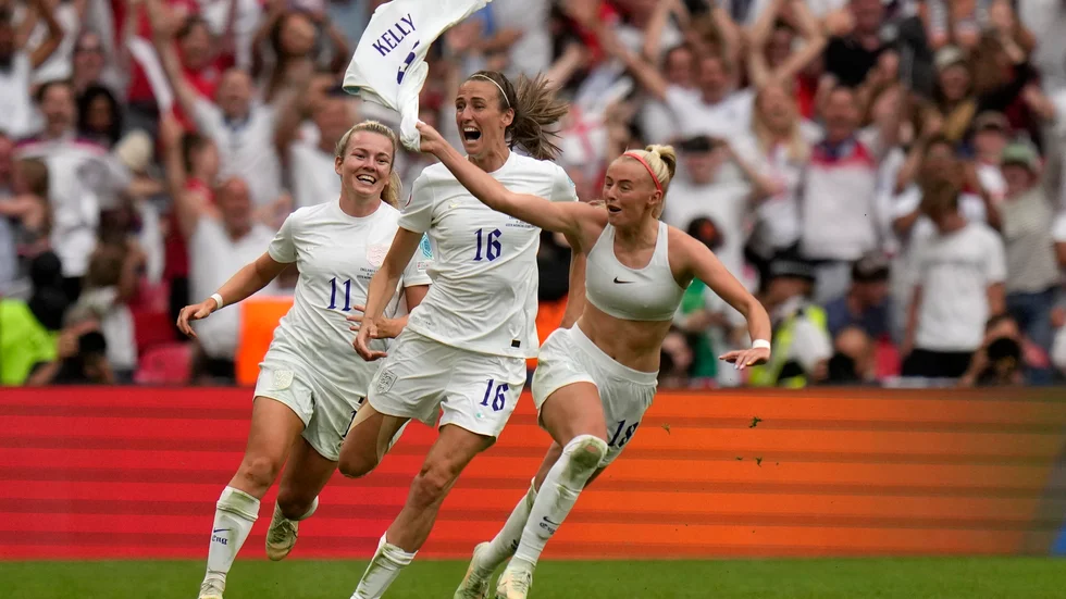 Chloe Kelly (till höger) gjorde Englands avgörande mål i EM-finalen förra året. Arkivbild.