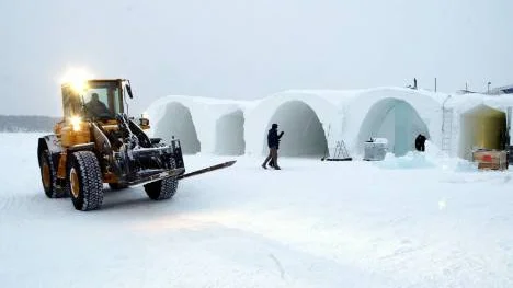 Årets upplaga av ishotellet i Jukkasjärvi håller på att växa fram som bäst. Nu slår lågkonjunkturen även mot länets flaggskepp i turistbranschen. Färre bokningar innebär mindre personal.FOTO: HANS STERNLUND