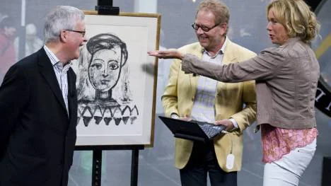 Värderingen av konstexperten Claes Moser blev en överraskning för Åke som inte vill framträda med hela sitt namn.                                 Antikrundans programledare Anne Lundberg klev in i studion när sensationen var ett faktum. FOTO: Hans L. Olofsson