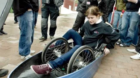 I liggande ställning ska teknologen Stina Sjödin köra Skilzi på racerbanan i Tyskland. Men det är inte farten som är huvudsaken denna gång, i stället hur långt de tävlande kommer på en liter drivmedel.FOTO: Göran Ström