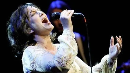 Lisa Nilsson firar 20 år som artist och känner sig därför mycket tryggare på scen, vilket NSD:s recensent kan hålla med om.