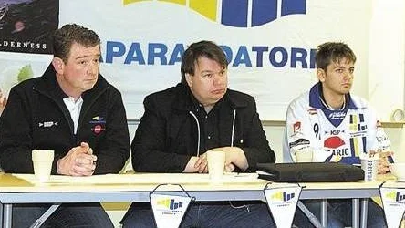 Då, för snart två månader sedan var allting frid och fröjd när HT Bandy presenterade Niklas Gälman som nyförvärv. Nu är läget annorlunda. Gälman har återvänt till Kalix, utan att HT Bandy visste om det. Det har skapat stor irritation hos Haparandaklubben. Kalix i sin tur mena ratt HT Bandy inte har riktigt koll på läget. På bilden syns från vänster: ordföranden Miguel Huhta, Torneås Markku Taramaa, Niklas Gälman och tränaren Jukka Ohtonen.