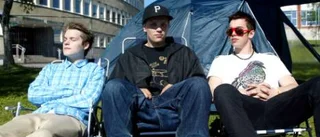 Öde gräsmattor på festivalcampingen