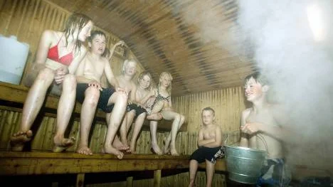 Efter badet i havet är det skönt med värmen i bastun. Från vänster Amanda Lidström, Filip Nilsson, Dennis Lövgren, Emil Hagström, Jennifer Lövgren, Henrik Forsberg och John Lidström.FOTO: Kurt Engström