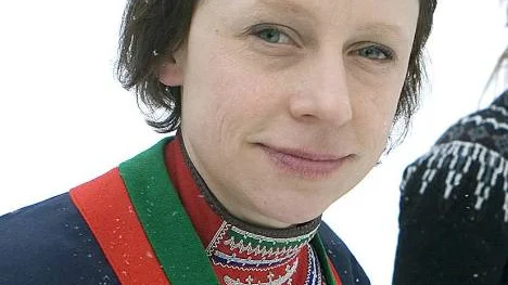 Sametingets ordförande Sara Larsson protesterar...