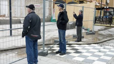 Många Luleåbor följer rivningsarbetet och många har också åsikter om att nybygget skjuts upp och att de rivna husen får ge rum för en parkeringsplats. FOTO: Pär Bäckström