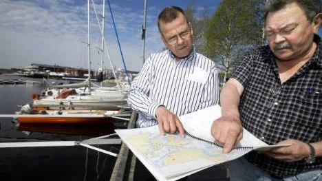 Lars Göran Nyström, Sjöfartsverket, och Sten Olsson, Svenska båtunionen, är nöjda med båtsportkortet över de nordliga farvattnen.FOTO: Pär Bäckström