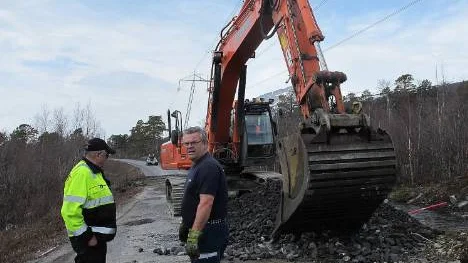 På måndagsmorgonen gick ytterligare en lavin två mil nedanför Ritsem. Bertil Johansson, Gällivare, och Anders Eklund, Jokkmokk, fick åter rycka ut för att göra vägen farbar.FOTO: John Filipsson