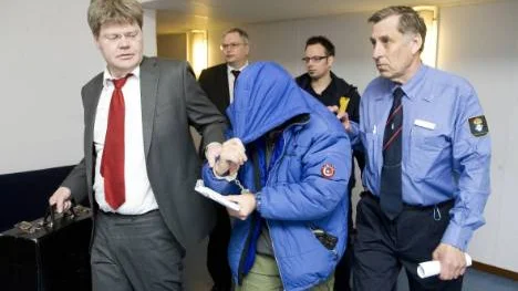 Politikern förs in i tingssalen av sin försvarare, advokat Håkan Lundström. Efter rättegången släpptes mannen.Foto: PÄR BÄCKSTRÖM