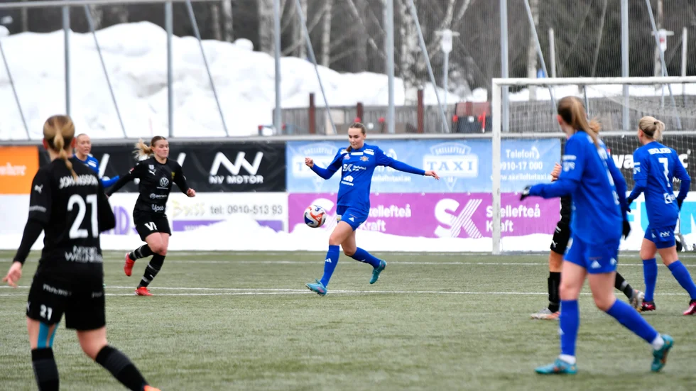 Tindra Dahlqvist gjorde merparten av sina minuter i division I förra året som forward. Under föräsongen har hon istället fått stort förtroende som en av tre mittbackar i backlinjen.