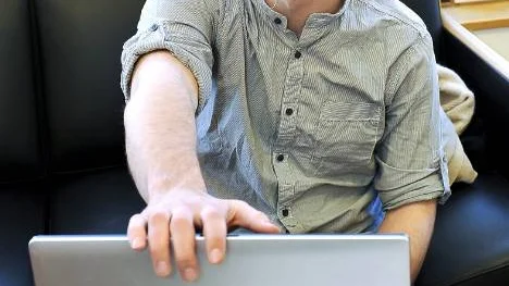 Jonas Norling tycker att biblioteket är en bra miljö för att sitta och skriva.