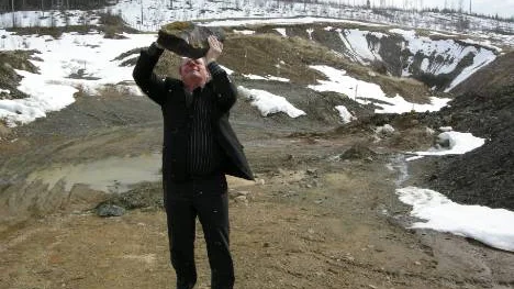 Kommunalrådet Bengt Niska (S) vet hur man tillfredsställer tidningsfotografernas önskemål. I Stora Saahavaara visar han upp Pajalas svarta guld, järnmalmen som  ska bli det stora lyftet för Kaunisvaara och hela Pajala kommun.