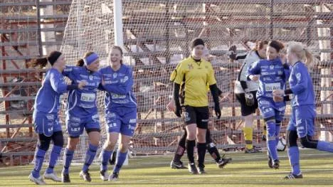 Det stora segerjublet. Alvik fick en drömstart på serien när man bortaslog Infjärden med 2-1.