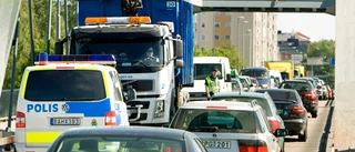 Lastbil fast på Bergnäsbron