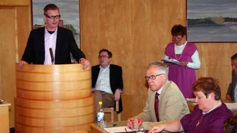Moderaternas gruppledare Mattias Karlsson ville inte ge något besked om vilka investeringar alliansen och Sjukvårdspartiet vill skjuta på framtiden. Närmast kameran de socialdemokratiska kommunalråden Karl Petersen och Yvonne Stålnacke. FOTO: Jan Bergsten