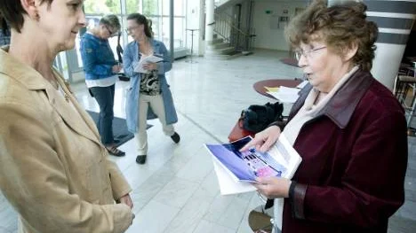 "Vi har gott om asfalt att ställa upp mammografibussen på", säger Vega Brännvall och visar bilder på lämpliga ställen i Övertorneå. Elisabeth Holmgren lovar att ärendet ska tas upp ett varv till.FOTO: Kurt Engström