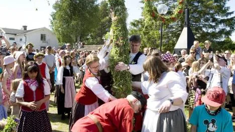 2010 års majstång är rest och rekordpubliken gör sig redo för dans kring den.