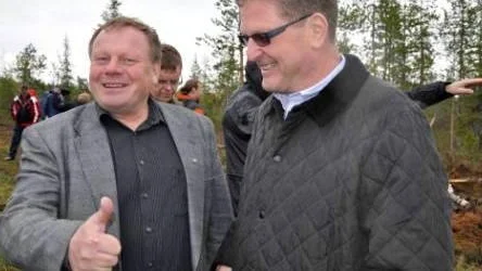 Tummen upp för gruvan. Kommunalrådet Bengt Niska är glad över att gruvbrytningen närmar sig. Om ingenting oförusett inträffar så räknar Karl-Axel Waplan med att starten blir under september.FOTO: K-L Sundqvist