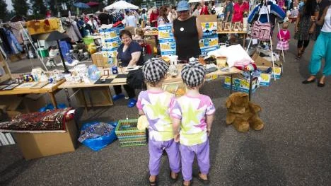 Tvillingarna Vincent och Leo Vnuk-Sandsten tittade fascinerat på vad loppmarknaden hade att erbjuda.
