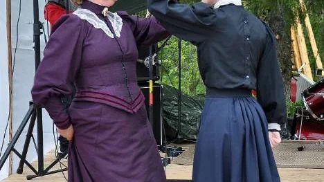 Gellmalagets Ingrid Johansson och  Lovisa "Lollo" Eriksson bjöd på riktigt gammal dans.FOTO: Maria Ödalen