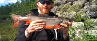 Första gäddan för flicka på fisketur