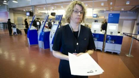SAS:s Erica Gabrielsson hade fullt upp på Luleå flygplats i går när flygen ställts in på grund av vulkanaska från Island. FOTO: Pär Bäckström