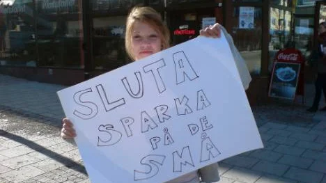 Svala Flygare var först på plats med sitt plakat. Hon demonstrerade för att hon gillar Matställets mat. FOTO: Jan Bergsten
