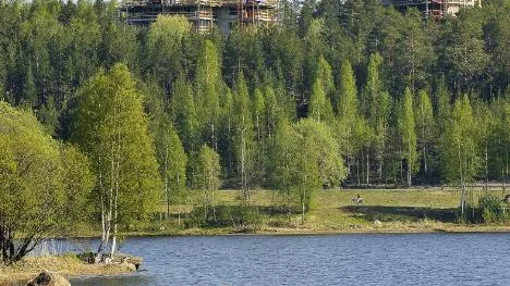 Det byggs för fullt på Lulsundsberget i Luleå. Det hindar inte att kommunen har en kö på närmare 800 personer.